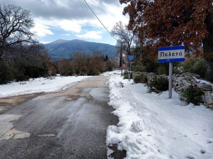 Ακόμα δεν έλιωσαν τα χιόνια στα Πελετά!