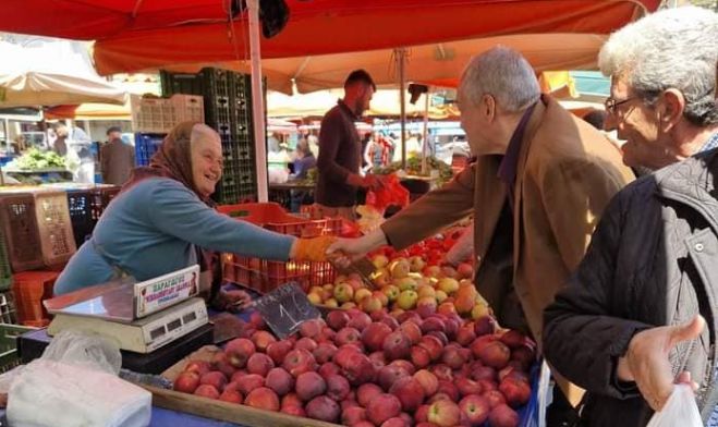 Στις λαϊκές αγορές της Τρίπολης ο Παπαηλιού | "Tα σούπερ μάρκετ, επί της διακυβέρνησης του «συστήματος Μητσοτάκη» κερδοσκοπούν ασύστολα"