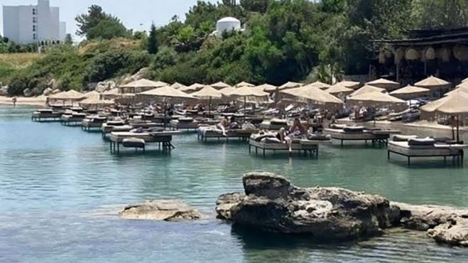 Ελλάδα | Σφραγίστηκε beach bar με τις ξαπλώστρες στη θάλασσα
