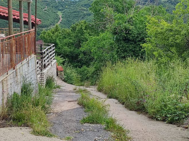 Φωνάζουν στο Βελημάχι για τον πάνω δρόμο του χωριού: "Σπάμε λάστιχα, γίνονται ατυχήματα, δεν μπορούμε με ασφάλεια να πάμε σπίτια μας"