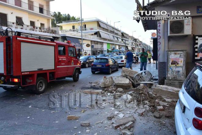 Έπεσε μπαλκόνι στο Ναύπλιο - Από θαύμα γλύτωσε μητέρα με δύο παιδιά (vd)