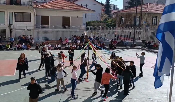 Παραδοσιακοί χοροί και γαϊτανάκι στο 2ο Δημοτικό Σχολείο Τρίπολης (vd)