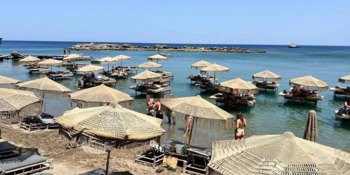 Οριστικό λουκέτο στο beach bar της Ρόδου με τις ξαπλώστρες μέσα στη θάλασσα!