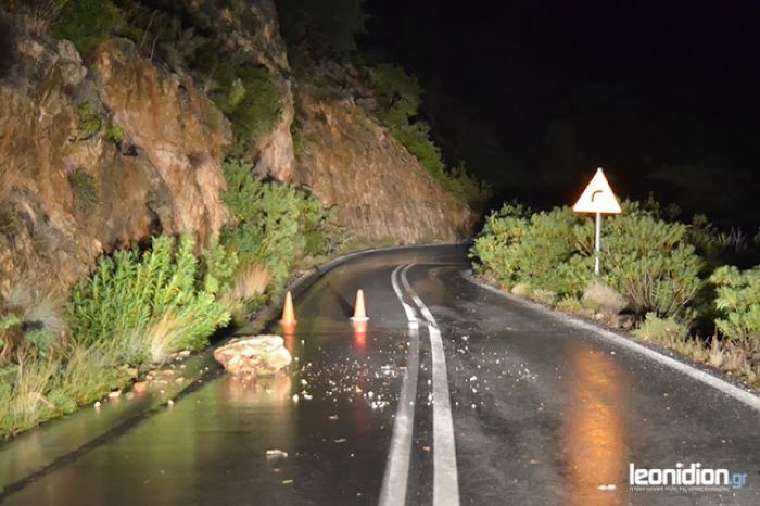 Πτώση βράχων στον δρόμο Λεωνιδίου-Κοσμά (εικόνες)