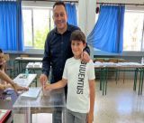 Στο 1ο Δημοτικό Σχολείο μαζί με τον γιο του ψήφισε ο Βλάσης - "Να δυναμώσει η φωνή της Ελλάδας μας στην Ευρώπη"