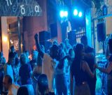 Μεγάλο γλέντι με χορούς και τραγούδια τη νύχτα στην πλατεία Κολοκοτρώνη! (vd)