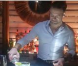 Κασσελάκης | Μετά την ομιλία του στην Πάτρα κερνάει σφηνάκια σε μπαρ!