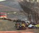Εξαντλημένοι πυροσβέστες ξαπλώνουν στο χώμα για να ξεκουραστούν στην Κερατέα